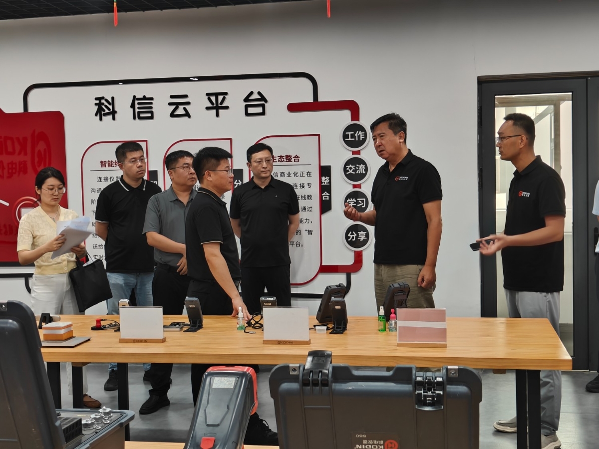 市大数据局局长李家亮一行莅临科电仪器调研指导