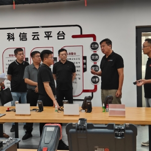 市大数据局局长李家亮一行莅临科电仪器调研指导