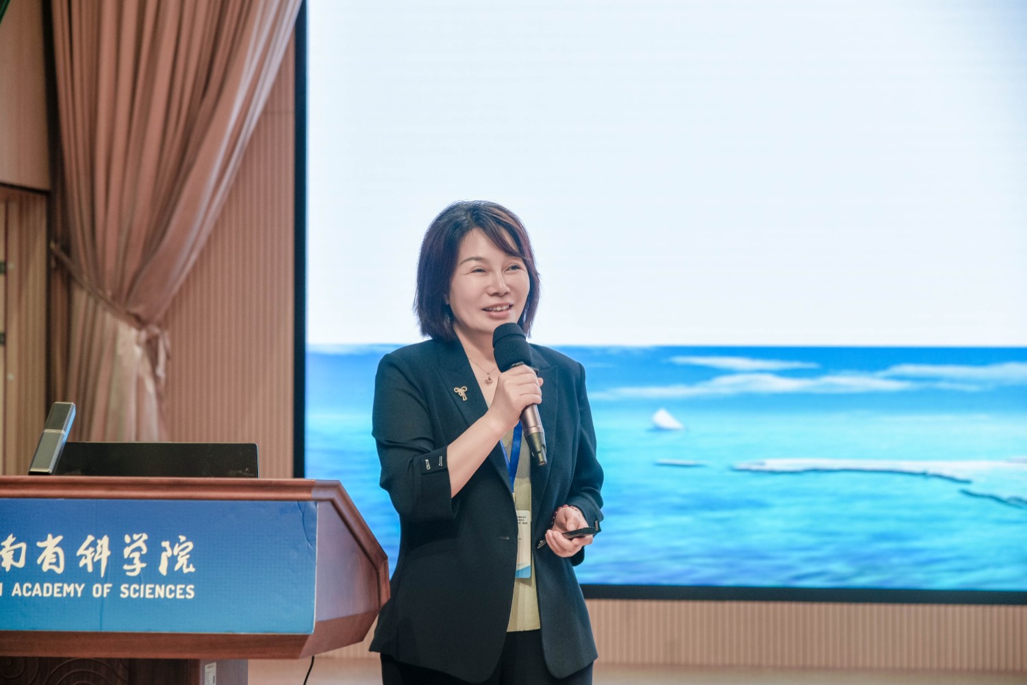 李伟华教授主持会议