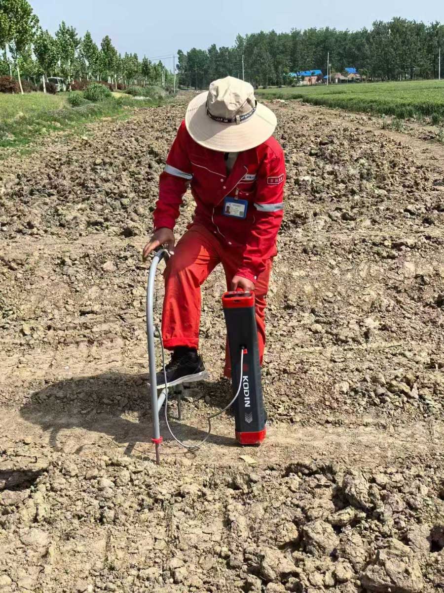 埋地管道防腐层探测仪使用现场
